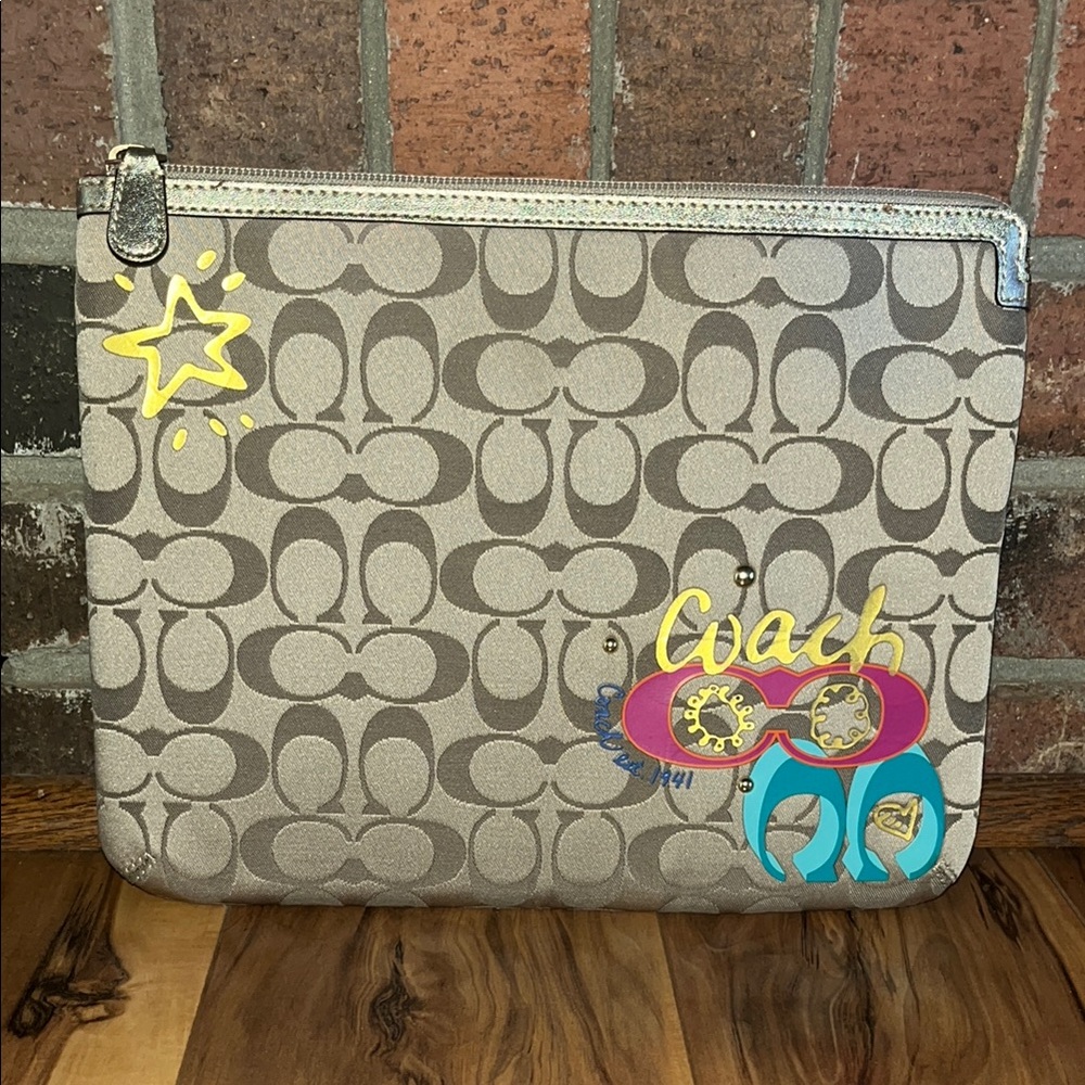 Coach Daisy Poppy Applique
Signature Khaki Tablet Sleeve